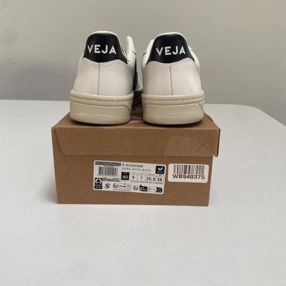 Veja V-10 Leather Sneaker in Extra White/Black sz 40EU/9US New in Box - Picture 6 of 8